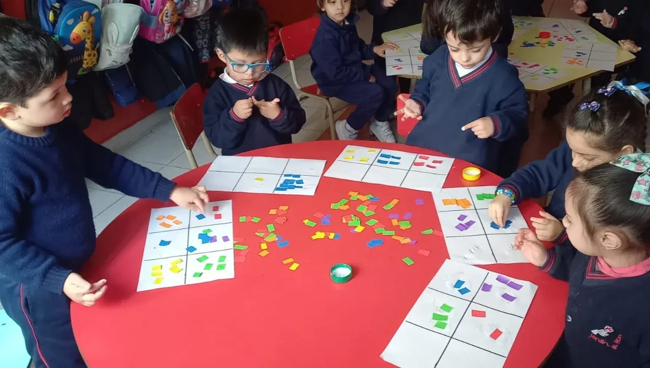 Niños y niñas del Nivel Inicial participando de una actividad