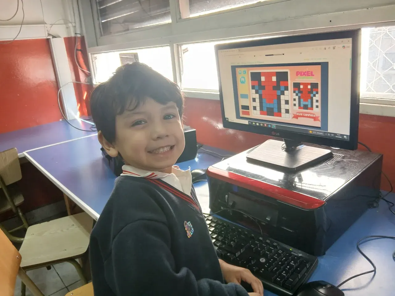 Niños y niñas participando de actividades musicales