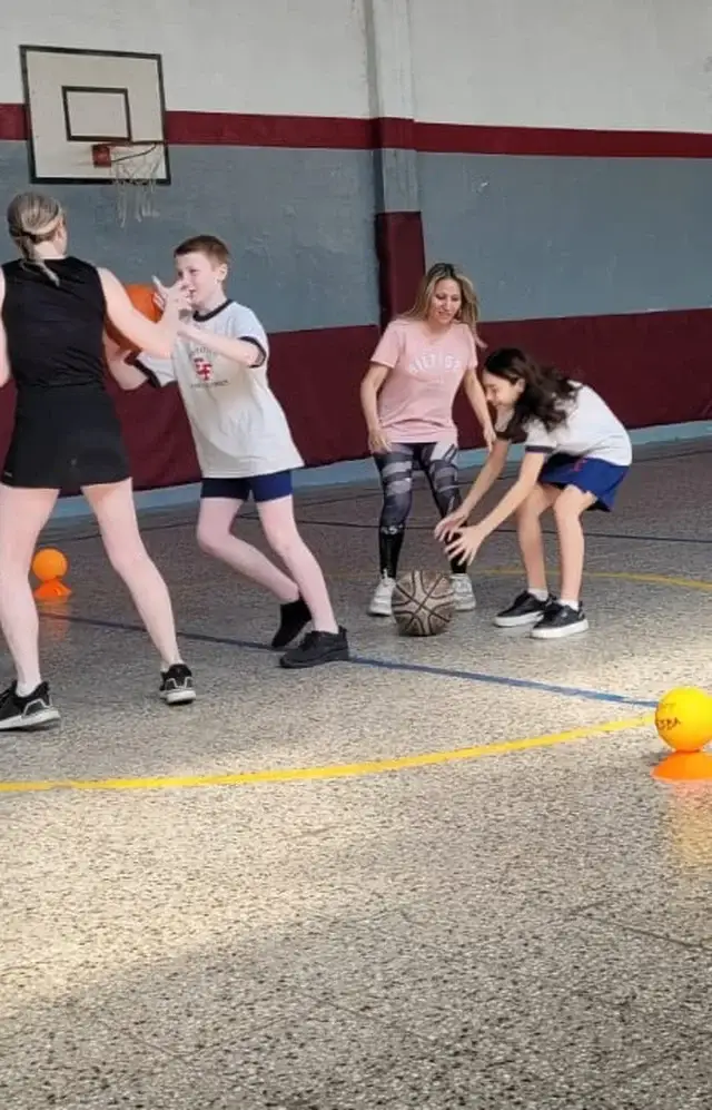 Actividad deportiva del turno tarde en primaria